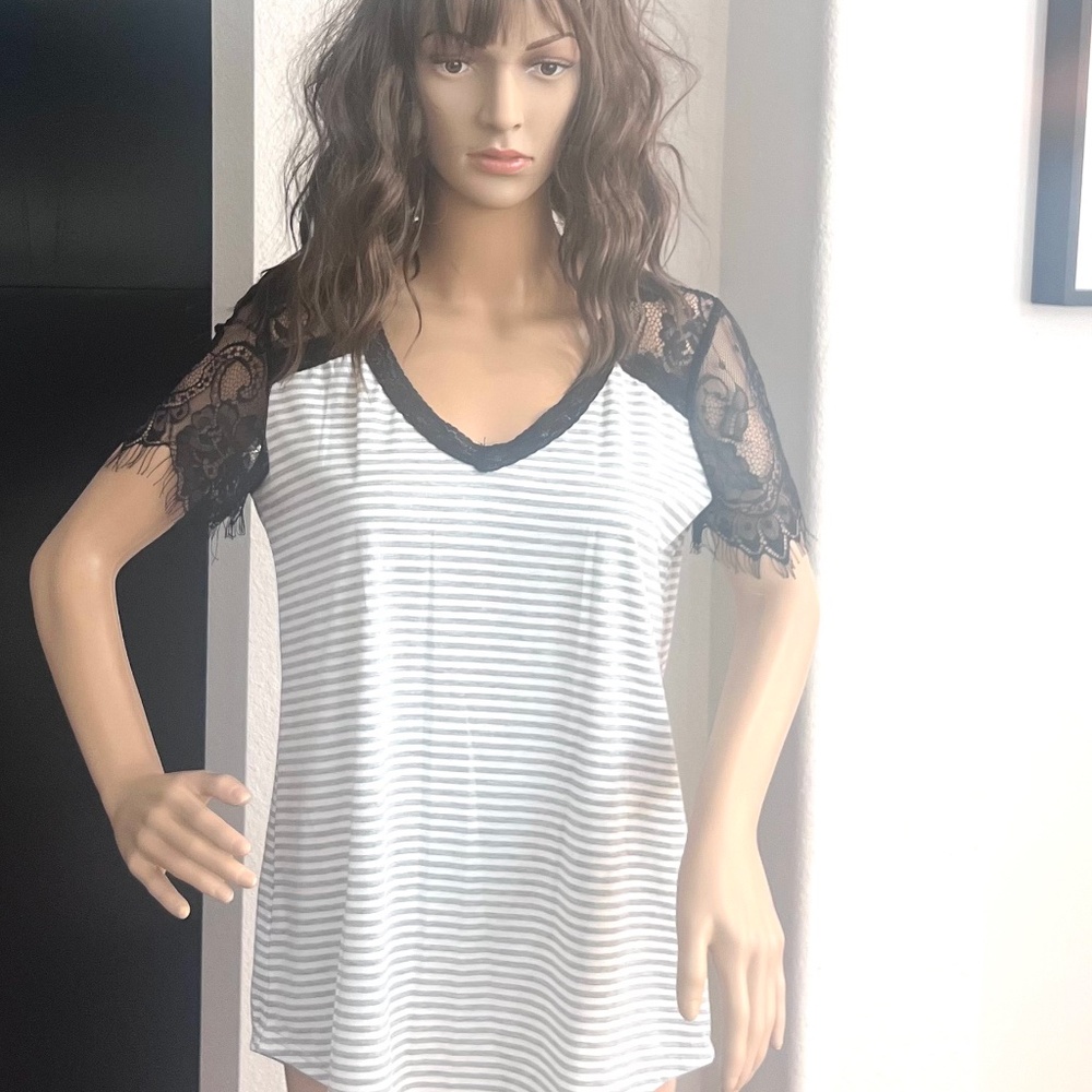 Mazik Top With Lace Sleeves & Neckline